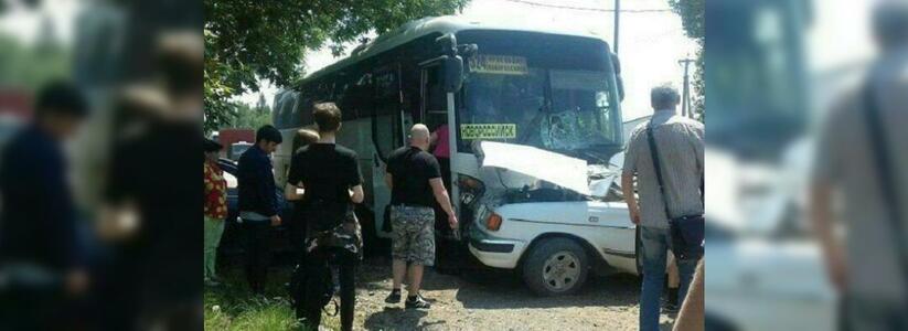 Пассажирский автобус, следующий в Новороссийск, попал в серьезное ДТП: погиб один человек