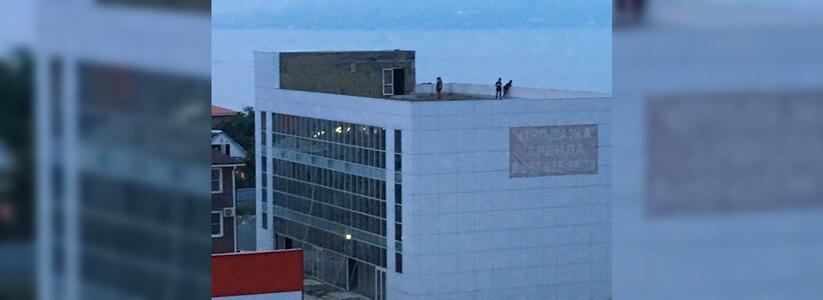 Жители Новороссийска стали свидетелями, как подростки гуляют по крыше