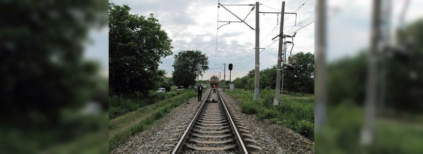 На железнодорожных путях Абинска пассажирский поезд сбил мужчину