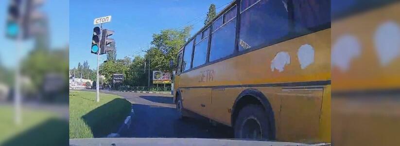 Очевидцы засняли на видео, как в Новороссийске автобус ДЕТИ «играет в шашечки»