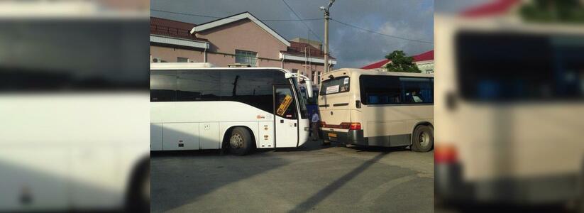 На автовокзале в Новороссийске столкнулись два рейсовых автобуса