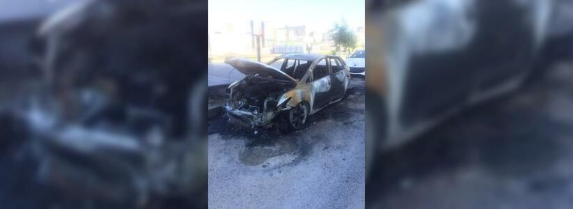 Ночью в Новороссийске сгорел автомобиль: произошедшее на видео засняли очевидцы