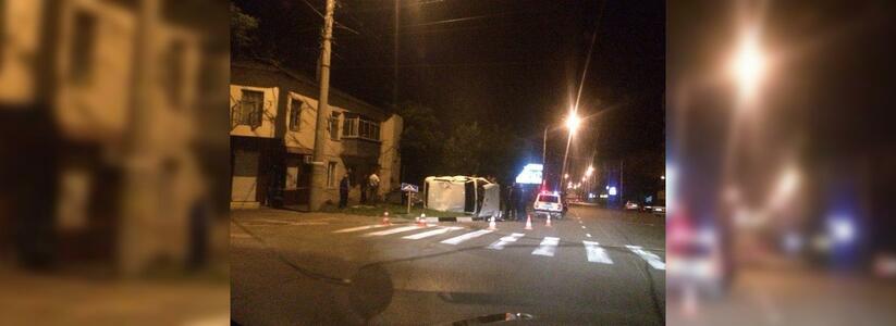 Сегодня ночью в Новороссийске произошла авария: от столкновения Нива перевернулась
