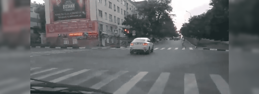 Водитель проехавшего на красный в Новороссийске «БМВ»: «Я был вынужден нарушить правила и готов выплатить штраф»