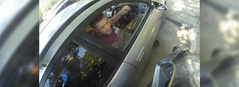 «Я сейчас папе позвоню!»: в Новороссийске горожанин снял на видео автомобиль, создающий аварийную ситуацию