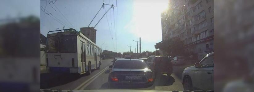 В Новороссийске троллейбус гнал по встречке: очевидцы сняли инцидент на видео
