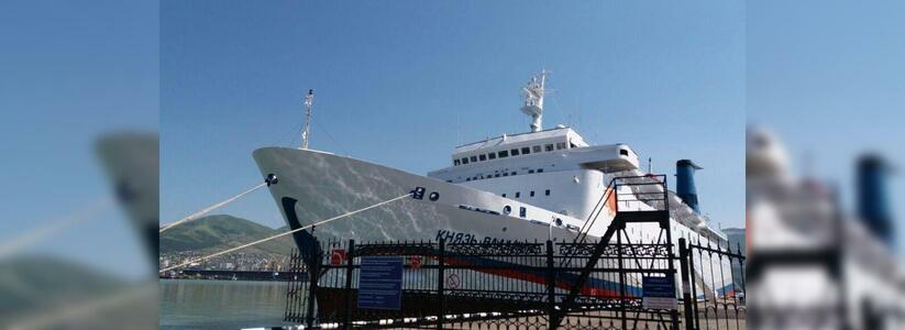 Первые пассажиры круизного лайнера «Князь Владимир» уже гуляют по Новороссийску
