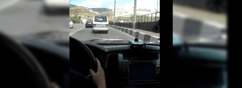 В сети появилось видео, на котором девятилетняя девочка едет за рулем «Тойоты» по Новороссийску