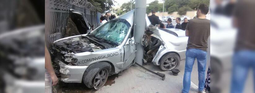 В Новороссийске «Тойота» боком обняла столб: водитель чудом выжил в ДТП