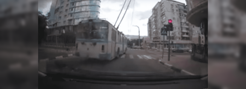В Новороссийске троллейбусы гоняют на красный: нарушение сняла камера видеорегистратора