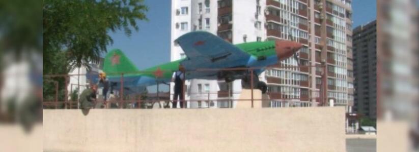 В Новороссийске начался демонтаж памятника «Самолет»: штурмовик отвезут на реконструкцию
