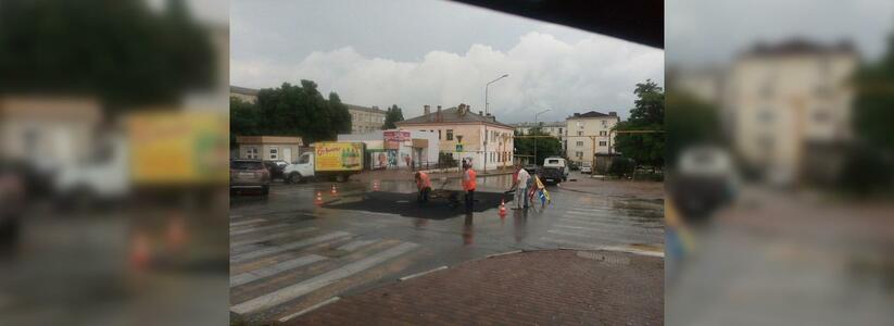 В Новороссийске снова укладывают асфальт в дождь