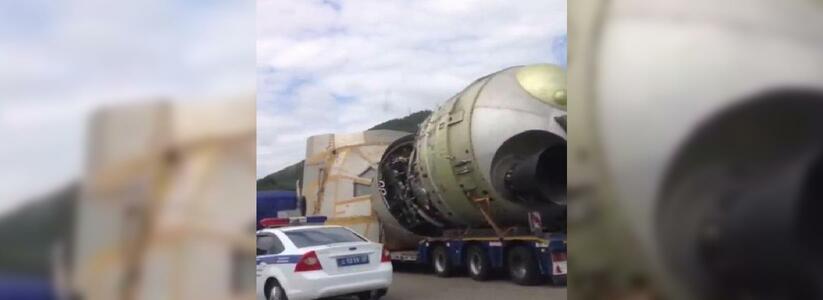 Жители Кубани сняли на видео космический корабль, который ехал по дорогам края