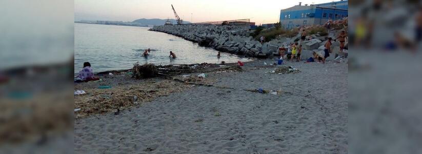 «Мусора становится все больше и больше»: новороссийцы жалуются на грязный пляж