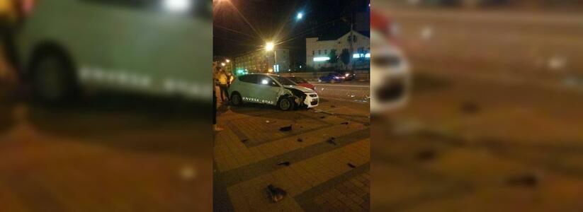 В Новороссийске произошло серьезное ДТП: от удара легковушка вылетела на тротуар