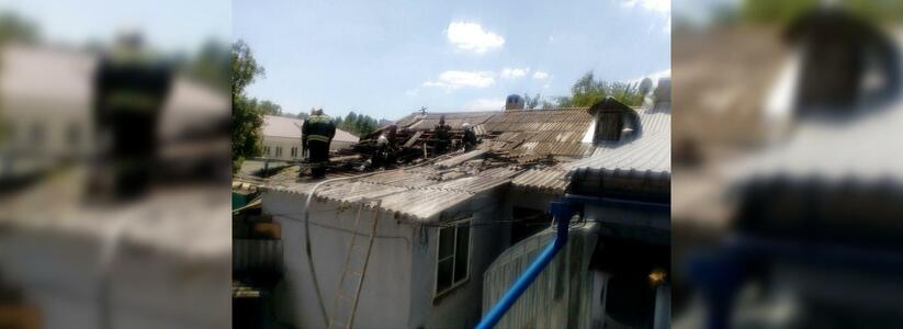 В Новороссийске горожане на своих руках вынесли женщину из горящего дома