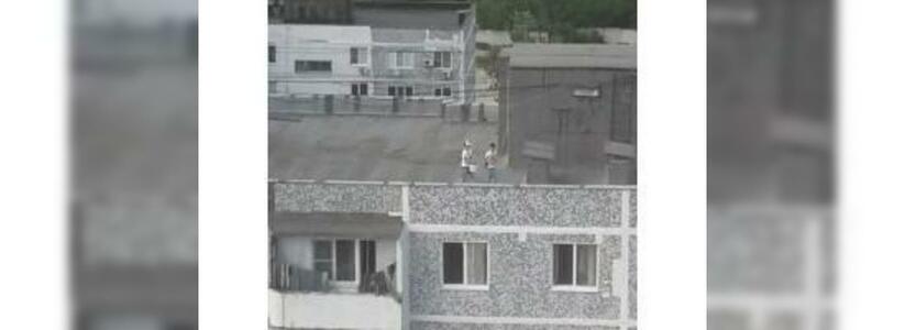 Ну и воспитание! В Новороссийске дети сбрасывали с многоэтажки строительный мусор