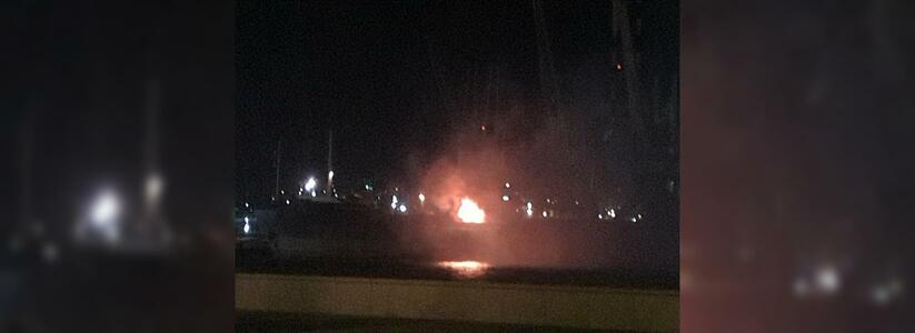 Ночью в акватории Новороссийска загорелось судно: очевидцы сняли пожар на видео