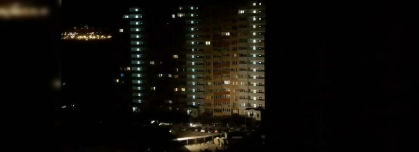 Жители Новороссийска сняли на видео «танцующий» фонарь
