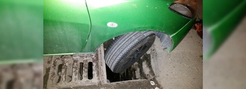 В Новороссийске автомобиль провалился колесом в поврежденную ливневку