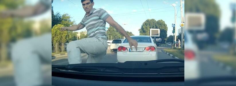 «Наказал хама»: по Сети ходит видео с разборок с дракой на проезжей части в Новороссийске