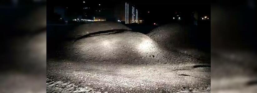 Жители Новороссийска сняли на видео, как на будущей пляжной парковке высыпали горы асфальта