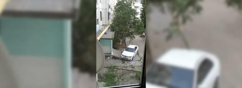 В Новороссийске дорогой «Мерседес» на двое суток преградил вход в подъезд