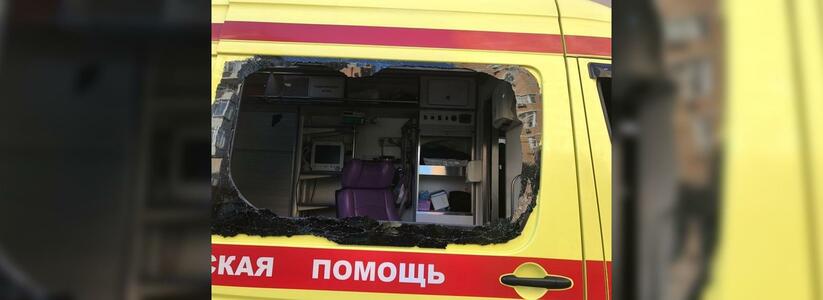 В Новороссийске пьяные десантники разбили стекло в машине Скорой помощи