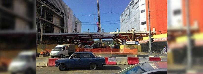 На стройке «Красной площади» в Новороссийске начали возводить пролетное строение воздушного моста