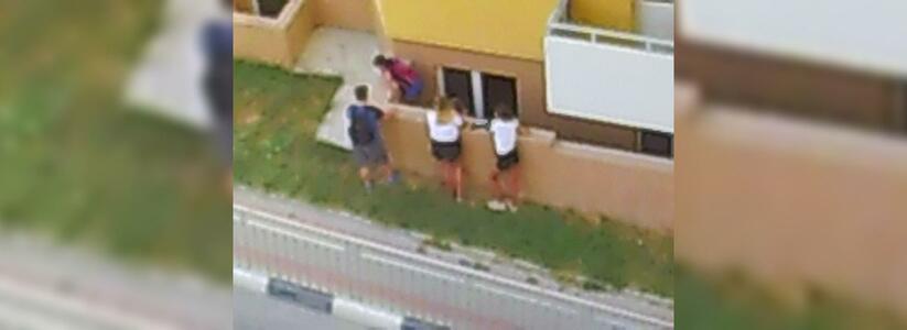 Очевидец снял хулиганство трех мальчиков и двух девочек на фото.