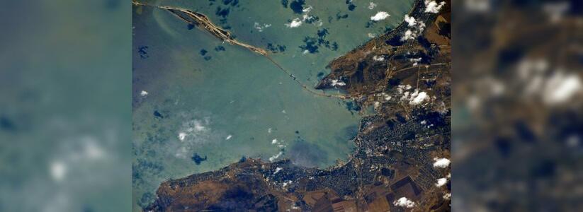 Космонавты следят за строительством моста, соединяющего Керченский и Таманский полуострова.