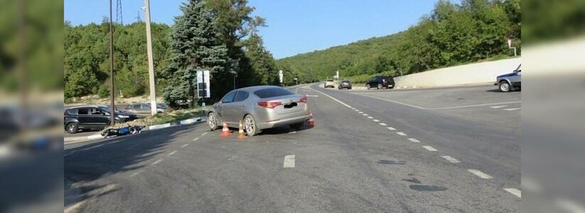 В Новороссийске мотоциклист без прав попал под автомобиль: мужчину госпитализировали