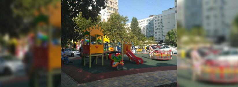 В сквере установлены лавочки, урна и обустроена детская площадка.