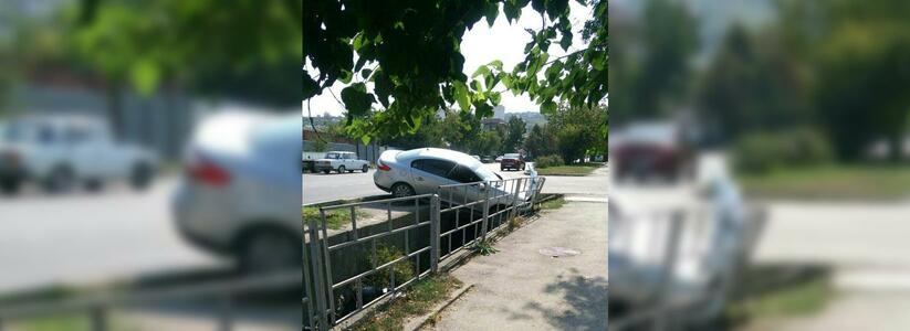 В Новороссийске автоледи на иномарке упала в ливневый коллектор