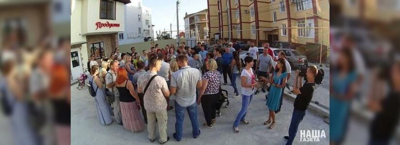 Жители Новороссийска пришли на митинг против ареста земель Мысхако с синими шариками