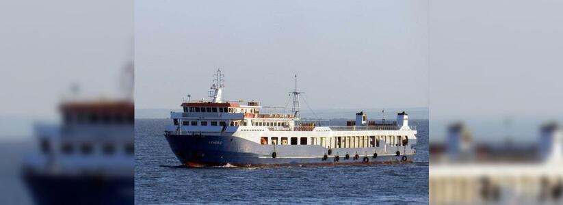Паром из Новороссийска с 34 пассажирами на борту сел на мель в Керченском проливе
