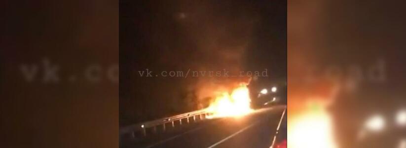 Ночью под Новороссийском на дороге загорелось авто: на месте работали пожарные