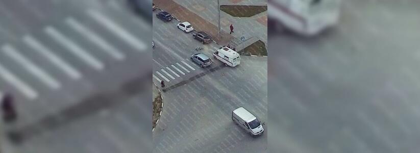 Сегодня в Новороссийске легковушка сбила школьника: на месте работала «Скорая»