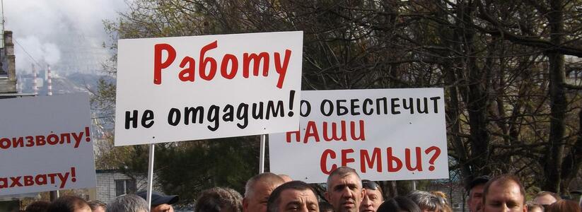 «Нас хотят заменить автобусами!»: в Новороссийске прошел митинг перевозчиков, собравший около 300 человек