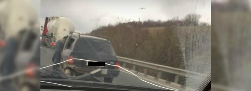 Новоросийцы сняли на видео столкнувшиеся на перевале автомобили