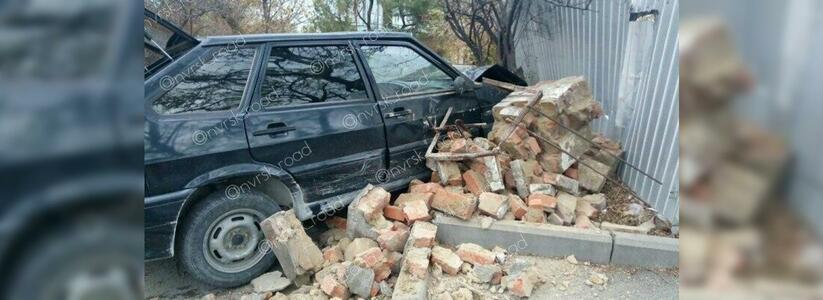 В Новороссийске на Видова ВАЗ столкнулся с Range Rover и врезался в забор