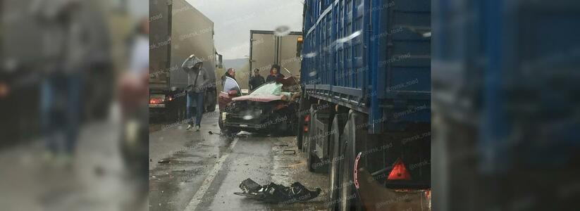 На трассе Новороссийск-Краснодар «Мазда» влетела в припаркованный КамАЗ: водитель иномарки погиб