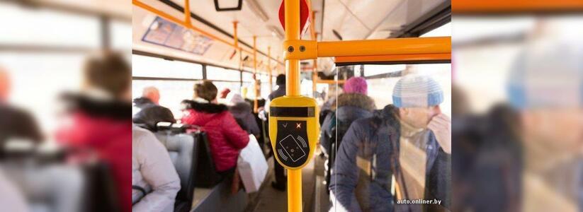 В автобусах Новороссийска начали установку валидаторов для безналичной оплаты