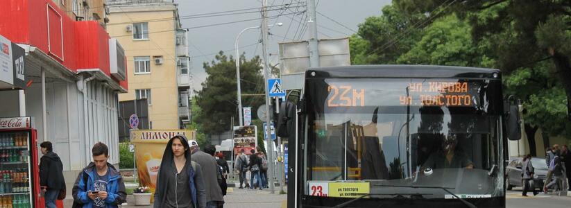 В Новороссийске на остановке «Смена» троллейбусы поменялись местами с маршрутками