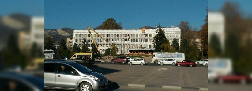 В Новороссийске устанавливают центральную елку у мэрии