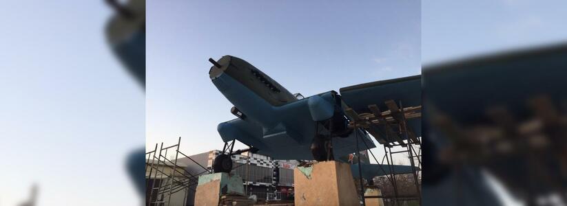 Памятник «Самолет» вернулся в Новороссийск: фотографии отреставрированного штурмовика
