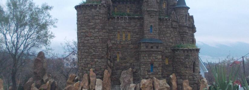 Художник в Новороссийске строит сказочные замки из камней: в свое время  мастер украшал особняки на Рублевке