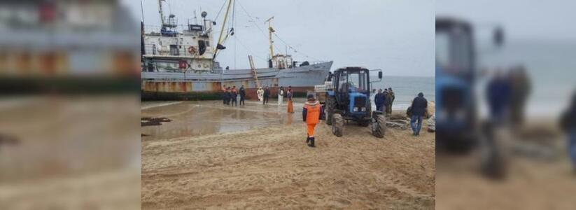 По пути в Новороссийск рыболовное судно село на мель: понадобилась помощь спасателей
