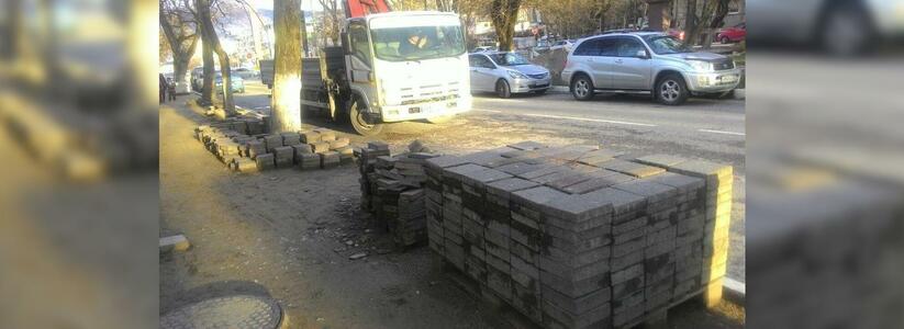 В центре Новороссийске рабочие незаконно торговали тротуарной плиткой