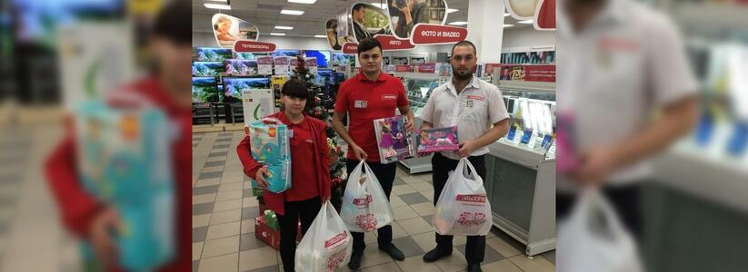 «Поделитесь радостью с тем, кто нуждается»: магазин «Эльдорадо» передал в дар детям игрушки и подгузники